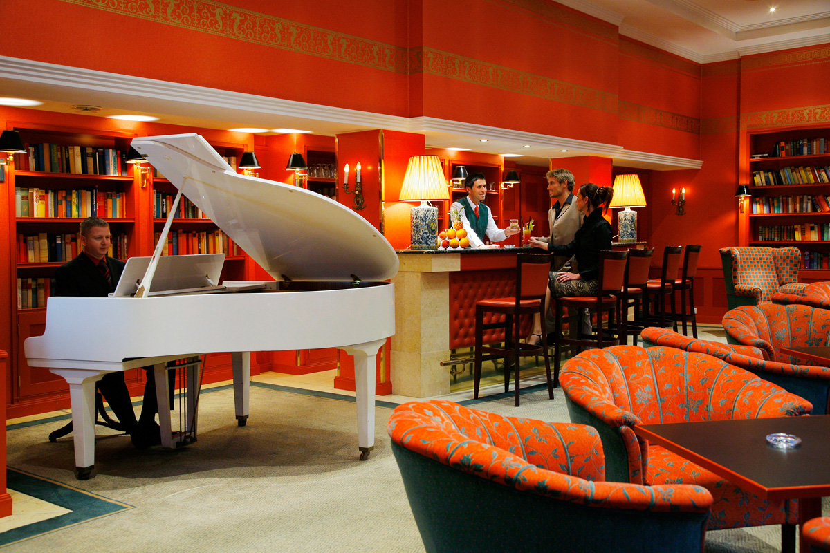 Досуг гостиницы. Рояль в ресторане. Музыкальный салон. Кафе в гостинице. Пианино в кафе.